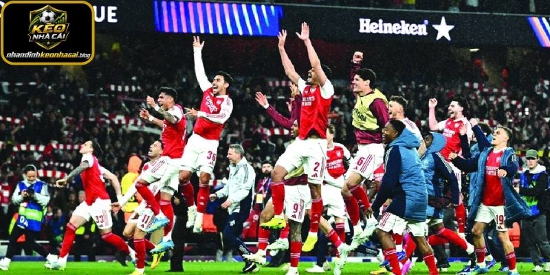 Arsenal băng băng, áp lực đè nặng Man City